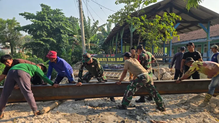 TNI dan Warga Gotong Royong Bangun Jembatan SMPN 1 Kamal