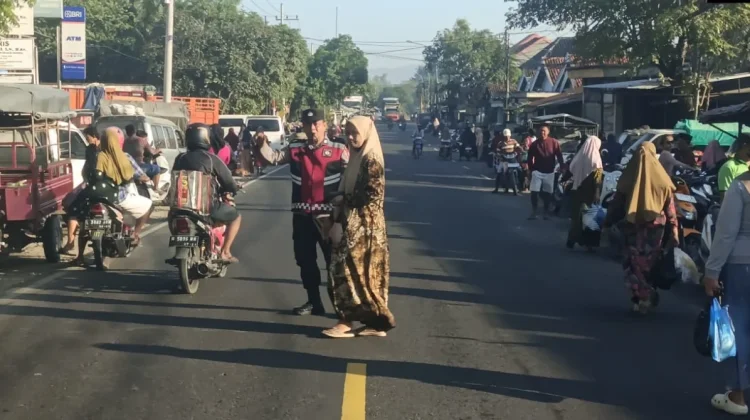 Polres Sampang Gelar Pengaturan Lalu Lintas di Pasar Polowijo