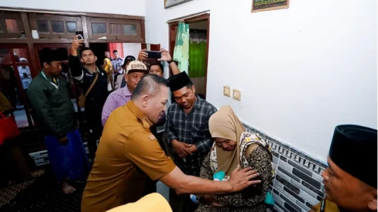 Bupati Sampang Kunjungi Anak dengan Kelainan Fungsi Hati