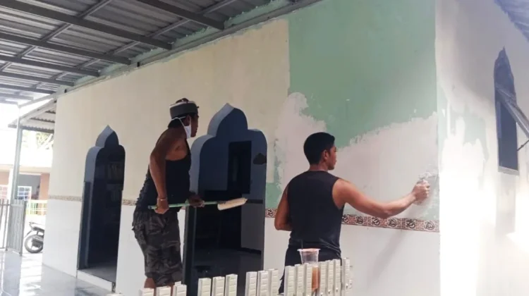 Warga dan Babinsa Bangkalan Gotong Royong Renovasi Mushola