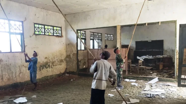 Warga dan TNI Gotong Royong Renovasi SDN Tlomar 2 Bangkalan