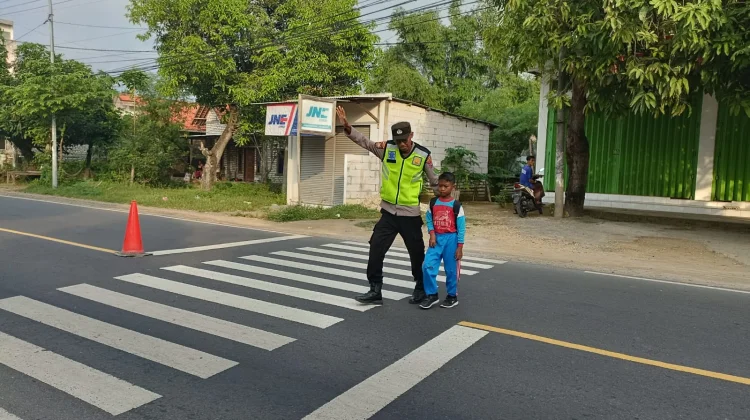 Polisi Bantu Pengamanan Lalin di Sekolah Sampang