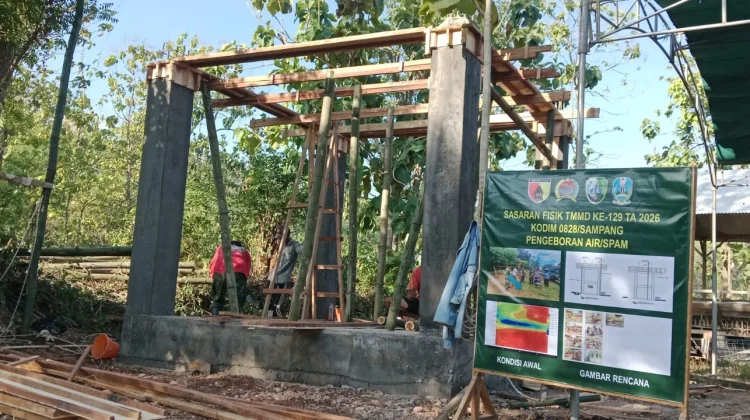 Masyarakat dan TNI Bangun Menara Air di Desa Panyepen