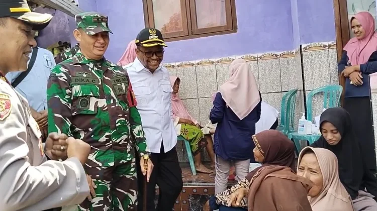 TMMD 129 Sampang Gelar Layanan Kesehatan dan Terapi Nyeri Lutut Lansia