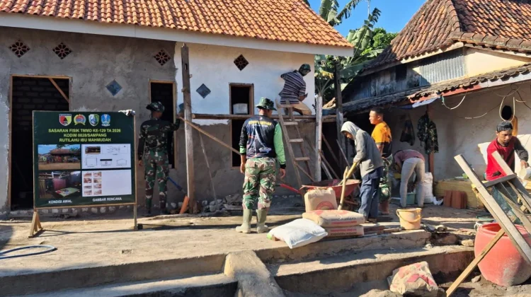 TNI dan Warga Sampang Rehab Rumah Bu Mahmudah