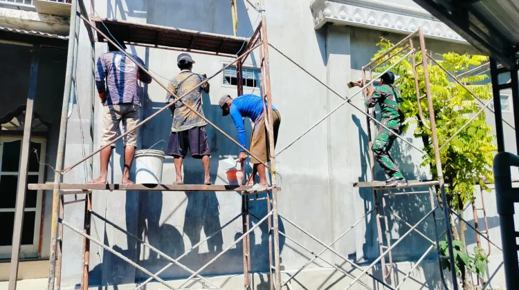 TNI dan Warga Renovasi Masjid Al Gozali di Gili Timur Bangkalan