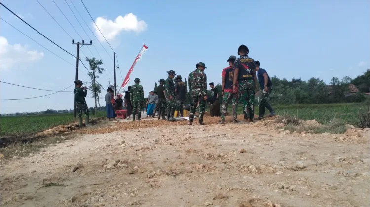 Gotong Royong TNI, Warga, dan Santri Bangun Jalan Rabat Beton
