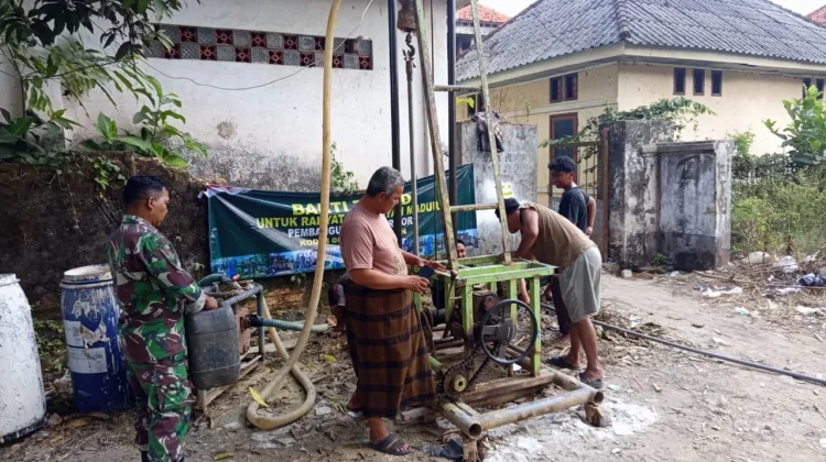 Babinsa Burneh Pantau Pengeboran Sumur Air Bersig di Ponpes Assomadiyah