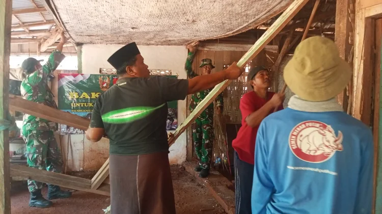 Karya Bhakti TNI AD Bedah Rumah Tak Layak Huni di Desa Jaddih