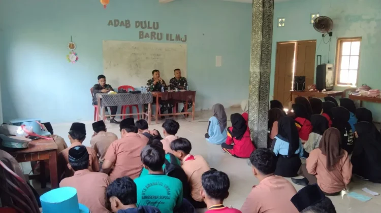 Babinsa Koramil Geger Edukasi Siswa Baru Cegah Perundungan di Sekolah