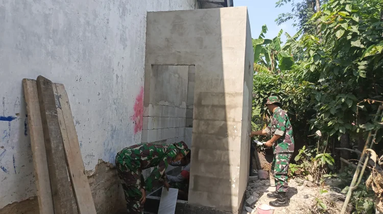 Gotong Royong Percepat Pembangunan MCK SDN Petaonan 1 Capai 85 Persen