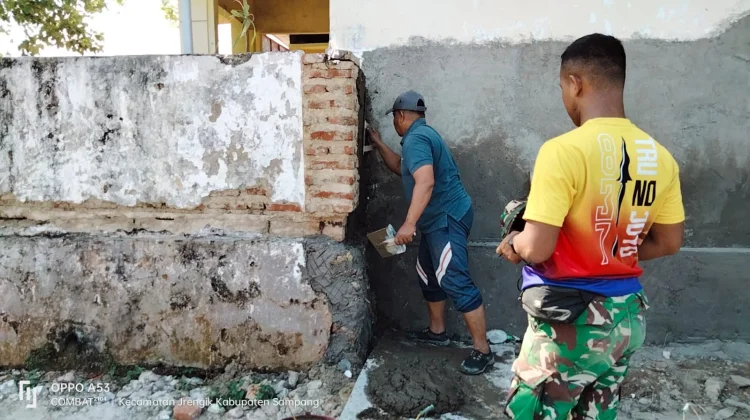 Gotong Royong Satgas TMMD dan Warga Sampang Rehabilitasi Pustu