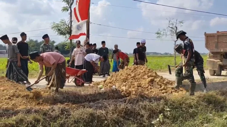 Gotong Royong TNI, Warga, dan Santri Bangun Jalan Rabat Beton di Sampang