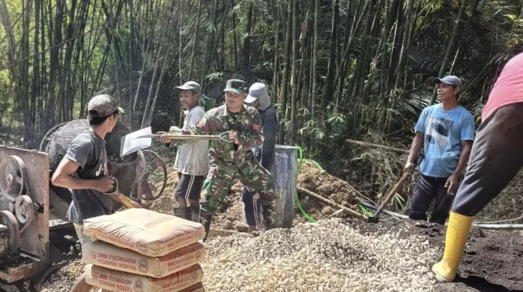 Pengecoran Pondasi Jembatan Klampis Mulai Dikerjakan TNI dan Warga