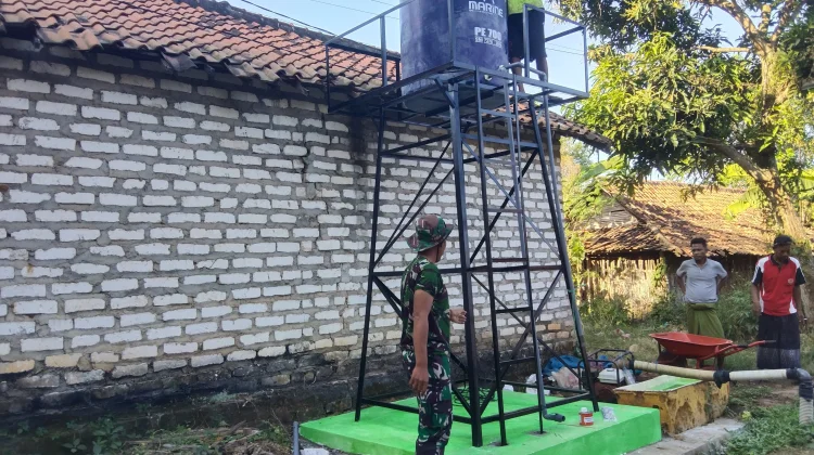 TMMD Sampang Distribusikan Tandon Air Bersih ke Warga Panyepen