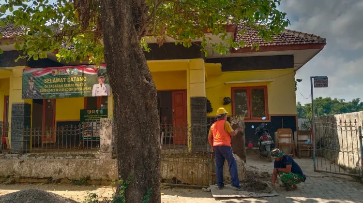 TNI dan Warga Sampang Kompak Percepat Rehab Pustu Desa Panyepen