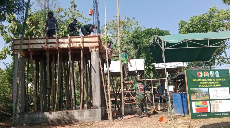 Anggota Satgas TMMD dan Warga Sampang Lanjutkan Pengecoran Tandon Air