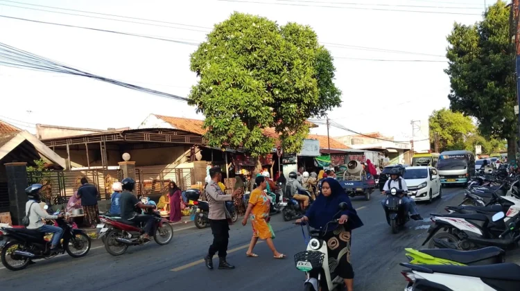 Polsek Kota Sampang Urai Kemacetan di Pasar Juklanteng