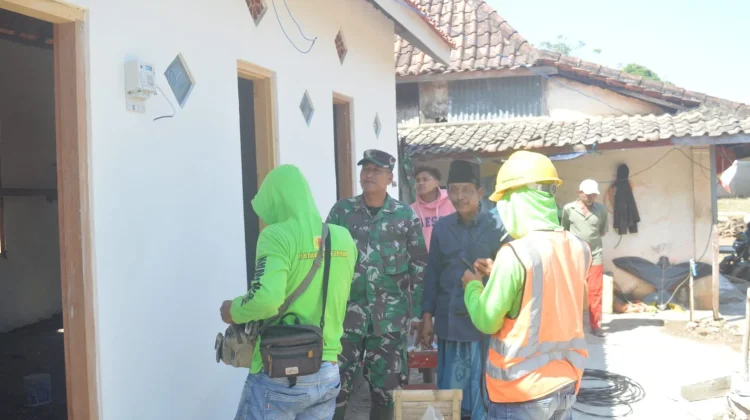 Pemasangan Instalasi Listrik Terangi Rumah Rehabilitasi TMMD 129 Sampang