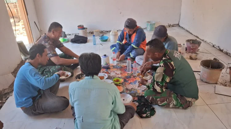Kebersamaan Satgas TMMD Kodim Sampang Santap Siang Bersama Warga