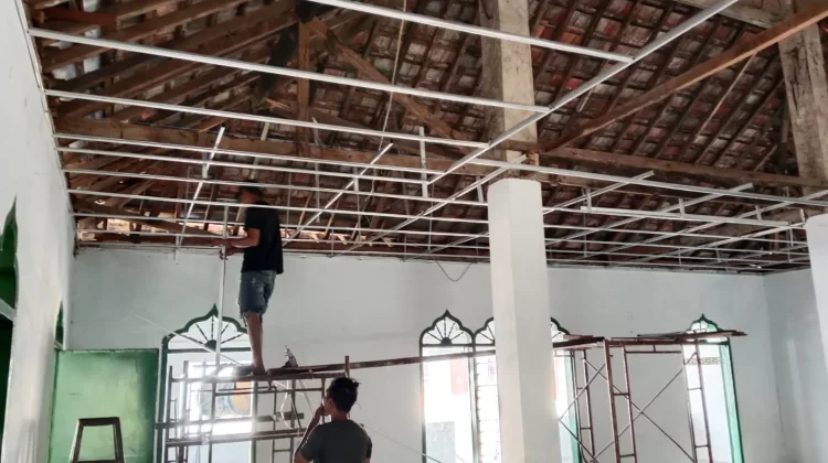 TNI dan Warga Renovasi Masjid di Bangkalan
