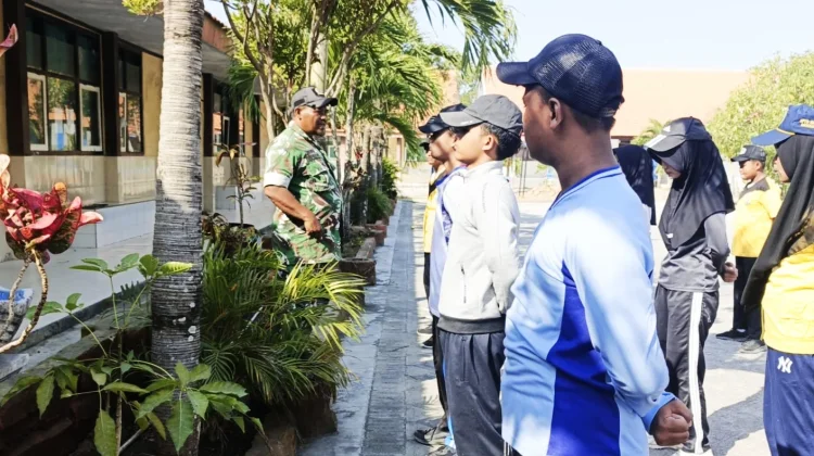 Babinsa dan Bhabinkamtibmas Latih Paskibra Modung Bangkalan