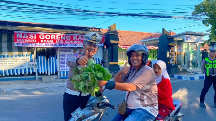 Polres Sampang Bagikan Sayuran Gratis saat Atur Lalu Lintas