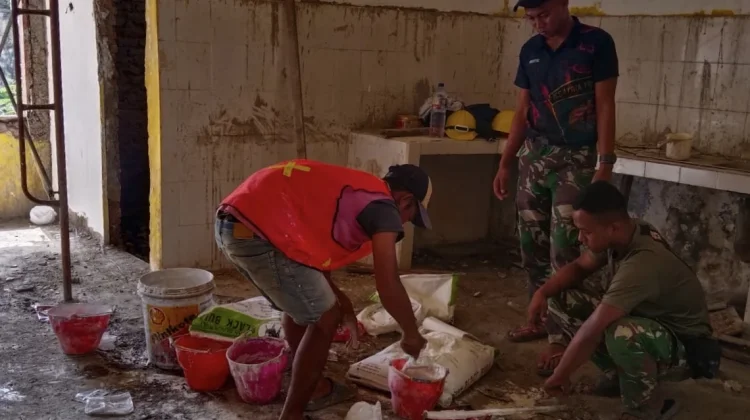 Satgas TMMD dan Warga Gotong Royong Rehab Pustu di Sampang