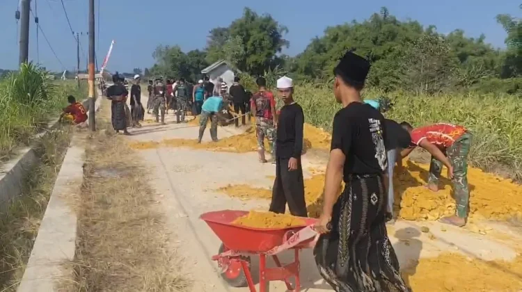 Warga dan Santri Bahu-Membahu Dukung Lahirnya Jalan Baru TMMD di Sampang