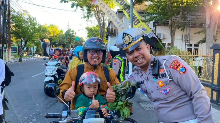 Satlantas Polres Sampang Bagikan Sayur untuk Pengendara