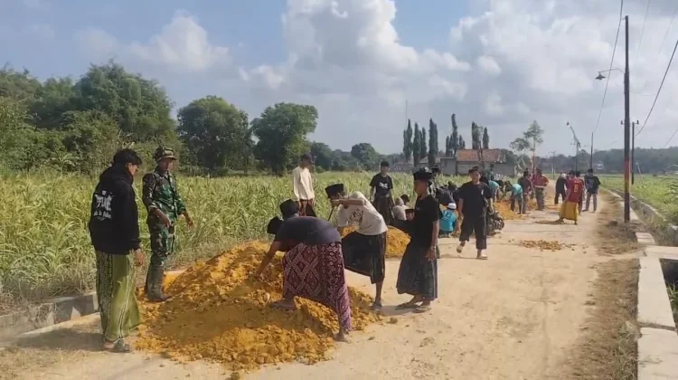 Santri dan TNI Bahu-membahu Bangun Jalan Rabat Desa