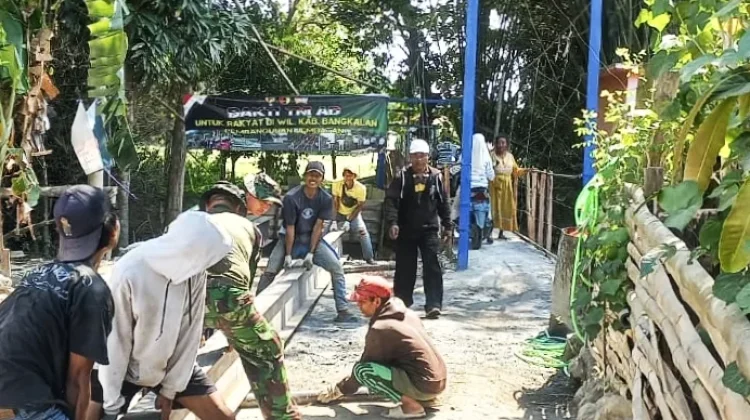 Wujud Nyata Kemanunggalan TNI dan Warga Bangun Jembatan di Bangkalan