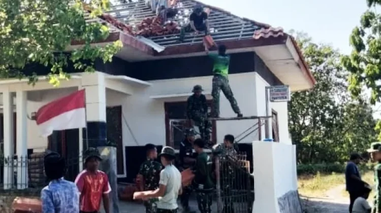 Warga dan Satgas TMMD Sampang Bongkar Atap Pustu Panyeppen