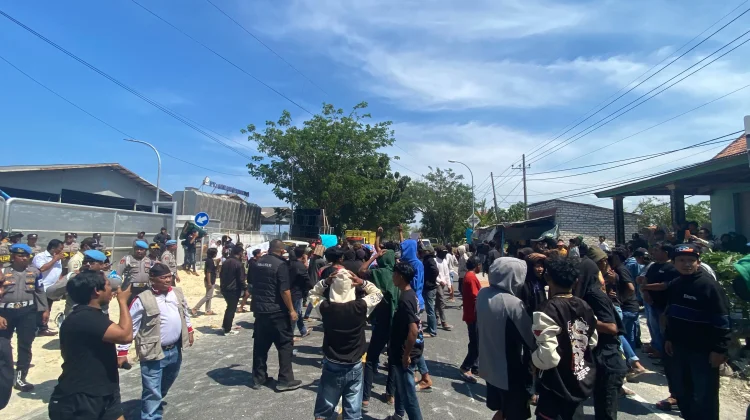 Massa AMPAS Diadang Sekuriti, Polisi Mediasi Audiensi PT Garam