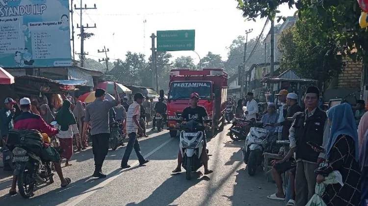 Polres Sampang Amankan Arus Lalu Lintas di Pasar Palawija Jelgung