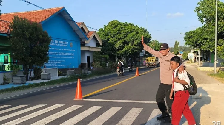 Polisi Amankan Arus Lalin Depan Sekolah di Sampang