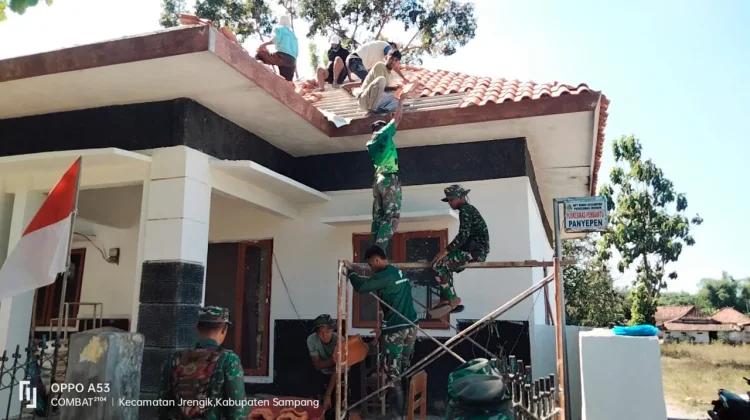 Bahu-Membahu TNI dan Warga Panyepen Pembongkaran Atap Pustu