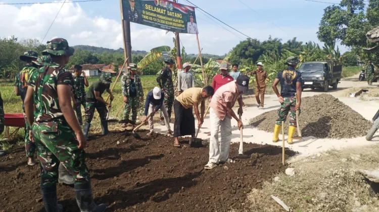 Warga dan TNI Bahu-membahu Ratakan Jalan Desa di Sampang