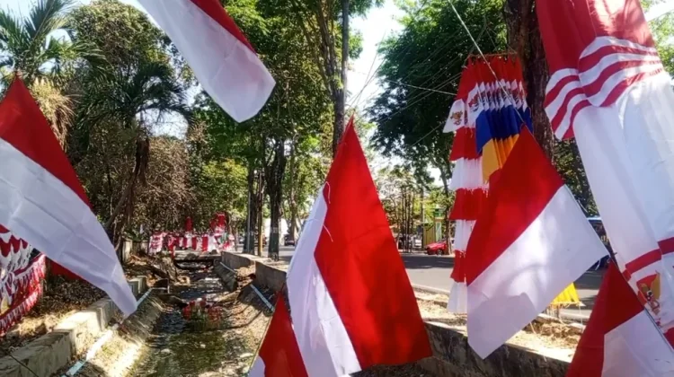 Menjelang HUT RI, Pedagang Bendera Merah Putih Mulai Marak di Pamekasan