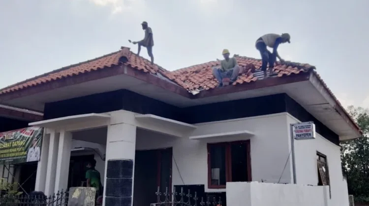 Genteng Pustu Terpasang, Asa Sehat Warga Panyepen Kian Dekat