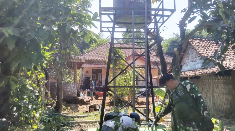 TNI Pasang Tandon Air Rumah ke Rumah di Panyepen Sampang