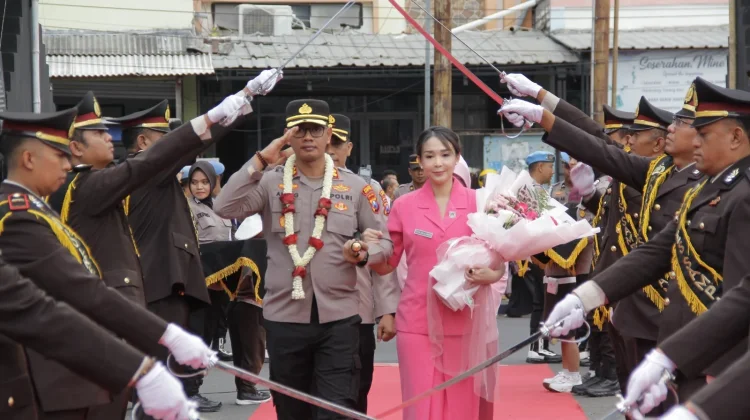 Tradisi Pedang Pora Sambut Pergantian Kapolres Sampang