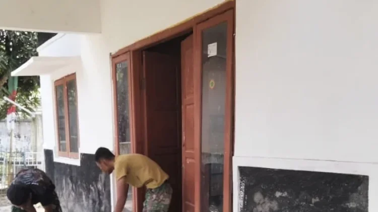 Satgas TMMD dan Warga Panyepen Poles Pustu agar Makin Nyaman