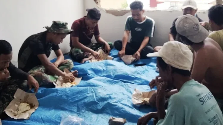 Satgas TMMD dan Warga Panyepen Sampang Makan Bersama di Pustu