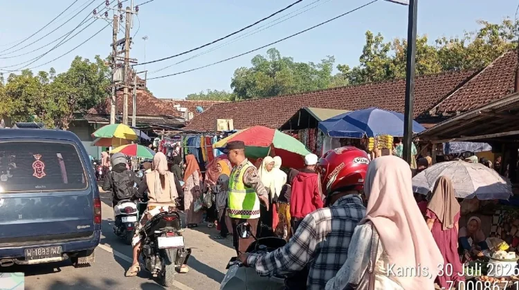 Polisi Atur Lalin di Pasar Tumpah Sampang