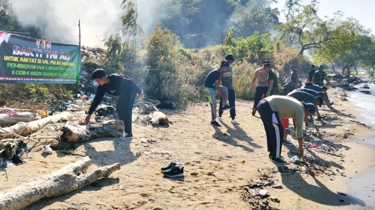 Koramil Labang dan Muspika Bersihkan Pesisir Pantai Sukolilo