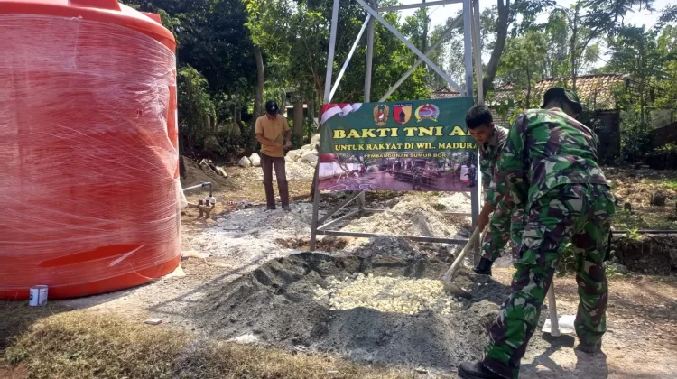 Adukan Semen Membawa Harapan, TNI-Warga Bangun Sumur Bor di Socah