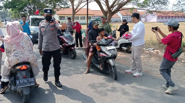 Menyambut HUT ke-81 RI, Muspika Kwanyar Bagikan Bendera Merah Putih