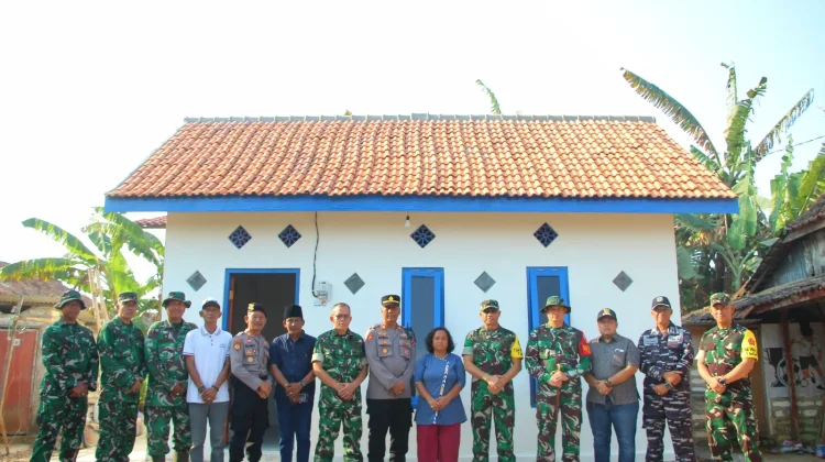 Haru Mahmudah Saat Rumah Tak Layak Huninya Ditinjau Jenderal TNI di Sampang