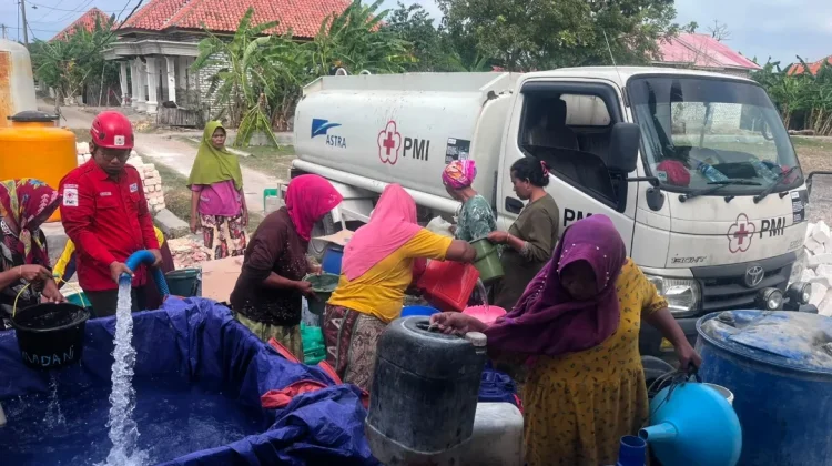 PMI Pamekasan Salurkan Bantuan Air Bersih untuk Warga Terdampak Kekeringan
